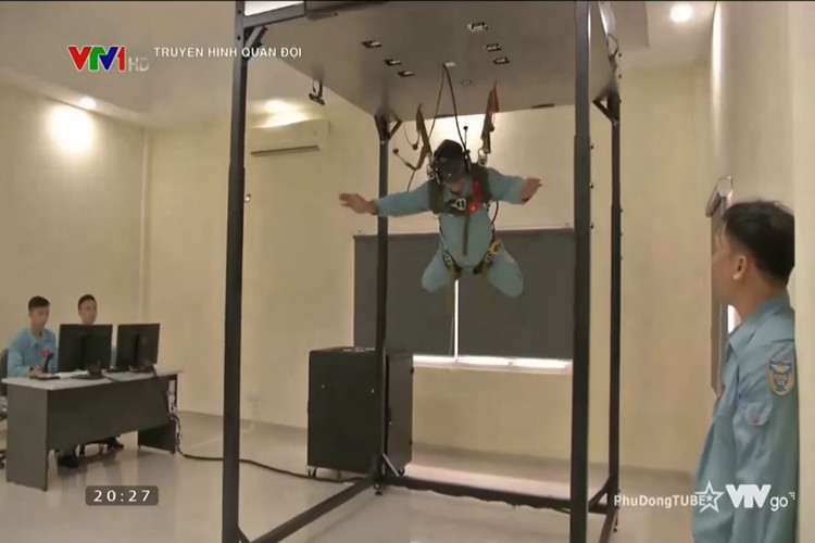 Hệ thống mô phỏng kỹ năng nhảy dù của Trường Sĩ quan không quân cũng là một ví dụ điển hình cho việc sử dụng công nghệ thực tế ảo cho mục đích quân sự, bên cách các hoạt động dân sự thông thường. Nguồn ảnh:VTV.