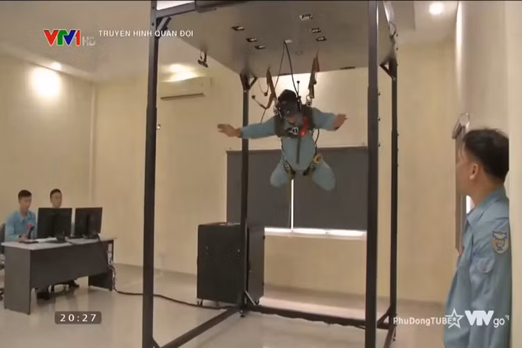 Hệ thống mô phỏng kỹ năng nhảy dù của Trường Sĩ quan không quân cũng là một ví dụ điển hình cho việc sử dụng công nghệ thực tế ảo cho mục đích quân sự, bên cách các hoạt động dân sự thông thường. Nguồn ảnh:VTV.