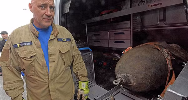 Quả bom nặng 500 kg còn sót lại từ thời Chiến tranh thế giới thứ 2 được tìm thấy trong một công trình xây dựng ở thành phố Neu-Ulm, bang Bavarian. Ảnh: dailysabah.com