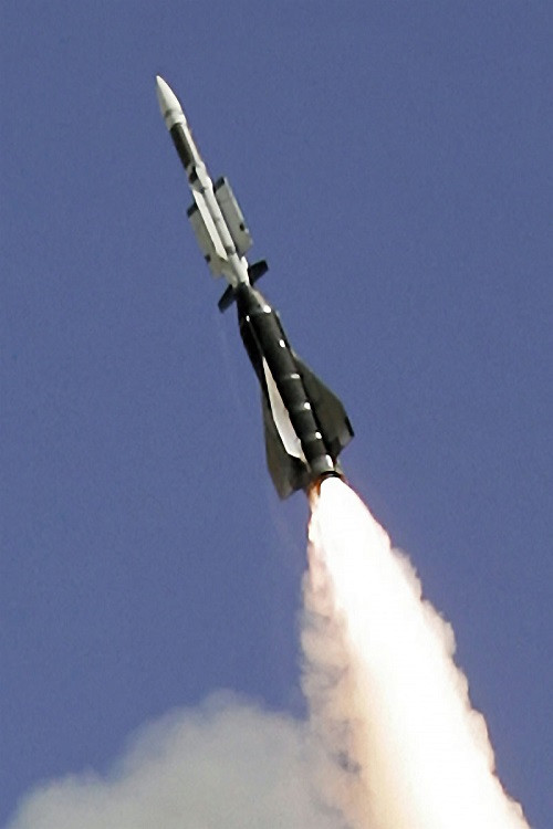 Ngoài khả năng phòng không, tên lửa Aster-30 có thể đánh chặn tên lửa đạn đạo chiến thuật có tầm bắn 600km. Với phiên bản Block 1NT sẽ có thể bắn chặn tên lửa đạn đạo tầm trung 1.500km và với phiên bản Block 2 đang được phát triển thì SAMP/T đánh chặn được tên lửa đạn đạo tầm xa 3.000km. Nguồn ảnh: defence.pk.