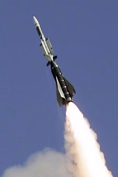 Ngoài khả năng phòng không, tên lửa Aster-30 có thể đánh chặn tên lửa đạn đạo chiến thuật có tầm bắn 600km. Với phiên bản Block 1NT sẽ có thể bắn chặn tên lửa đạn đạo tầm trung 1.500km và với phiên bản Block 2 đang được phát triển thì SAMP/T đánh chặn được tên lửa đạn đạo tầm xa 3.000km. Nguồn ảnh: defence.pk.