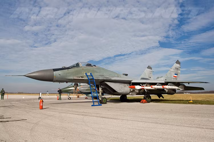 Nếu chỉ mang tên lửa không đối không MiG-29 chỉ có thể mang theo tối đa 6 tên lửa với các cái tên như R-27, R-60 và R-73. Trong đó R-27 là đòn đánh quyết định giúp MiG-29 Syria có thể hạ gục đối phương từ xa. Nguồn ảnh: Wikimedia.