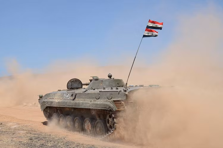 Al-Masdar News dẫn nguồn tin quân sự cho biết, các chiến binh vẫn kiểm soát gần 50% Ar-Rayhan. Quân đội Syria đã tiến hành rất nhiều các cuộc tấn công nhằm đánh chiếm trận địa phòng này, nhưng không thành công. Ảnh: VOP Today.