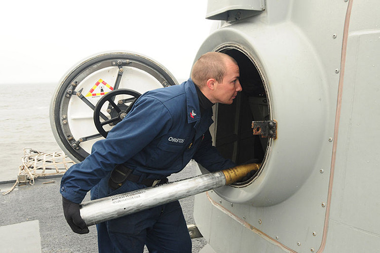 Trong tương lai gần khi biên đội tàu chiến sử dụng các công nghệ vũ khí NATO của quân đội ta được mở rộng thì việc nghiên cứu, phát triển và tự cung ứng hậu cần và kỹ thuật cho các loại vũ khí này cũng đóng vai trò hết sức quan trọng. Trong đó trọng tâm vẫn là đạn pháo các loại. Nguồn ảnh: Wikimedia.