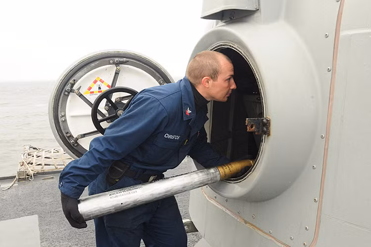 Trong tương lai gần khi biên đội tàu chiến sử dụng các công nghệ vũ khí NATO của quân đội ta được mở rộng thì việc nghiên cứu, phát triển và tự cung ứng hậu cần và kỹ thuật cho các loại vũ khí này cũng đóng vai trò hết sức quan trọng. Trong đó trọng tâm vẫn là đạn pháo các loại. Nguồn ảnh: Wikimedia.