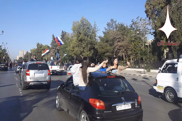 Ở nhiều thành phố khác tại Syria người dân cũng đổ ra đường ăn mừng, mang theo ảnh của Tổng thống Syria Bashar al-Assad và các anh hùng dân tộc của nước này. dimashq.now