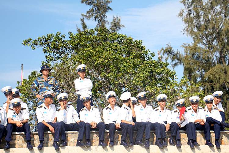 Trên bờ, đội ngũ cổ động viên theo dõi và cổ vũ nhiệt tình.