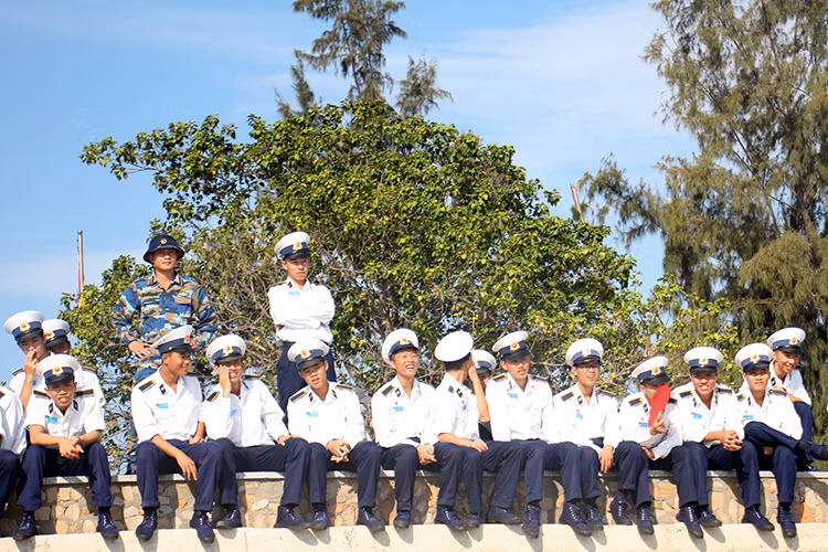 Trên bờ, đội ngũ cổ động viên theo dõi và cổ vũ nhiệt tình.