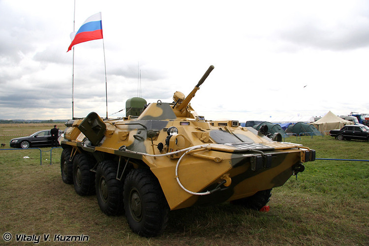 Theo hình ảnh có được tổ hợp tác chiến điện tử mà BTR-80 Nga mang theo đến Syria là Pelena-6B-F một mẫu thiết bị phá sóng vô tuyến chống các thiết bị nổ tự tạo (IED) được sử dụng khá phổ biến trong Quân đội Nga. Nguồn ảnh: Vitaly Kuzmin.