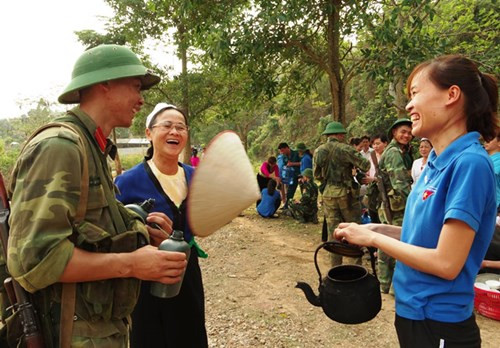 Nhân dân đón, mời nước học viên hoàn thành diễn tập trở về.