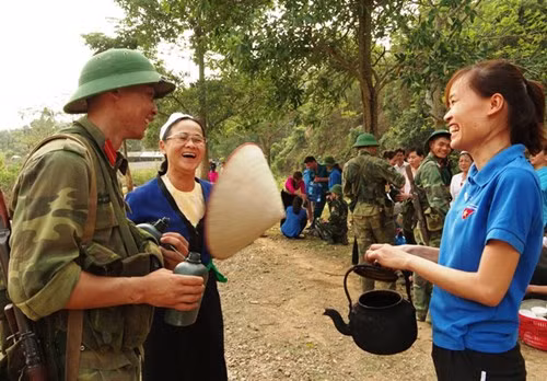 Nhân dân đón, mời nước học viên hoàn thành diễn tập trở về.