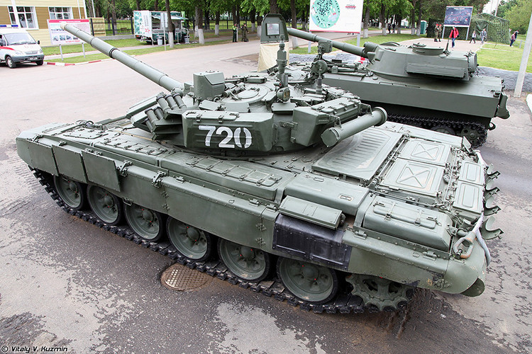 T-72B3 có trọng lượng khoảng 45 tấn, dài 9,353m, rộng 3,46m và cao 2,2m. Nó được trang bị một động cơ diesel V-92S2F công suất 1.130 mã lực cho tốc độ tối đa lên tới 70km/h, dự trữ hành trình 500km. Nguồn ảnh: Vitaly-Kuzmin.