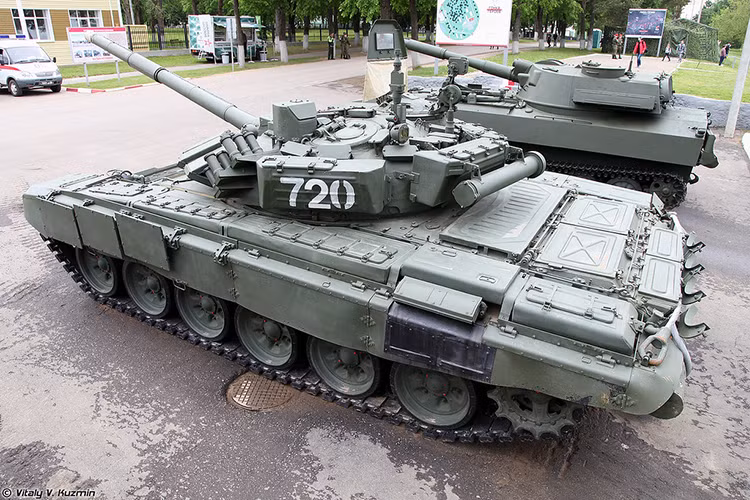 T-72B3 có trọng lượng khoảng 45 tấn, dài 9,353m, rộng 3,46m và cao 2,2m. Nó được trang bị một động cơ diesel V-92S2F công suất 1.130 mã lực cho tốc độ tối đa lên tới 70km/h, dự trữ hành trình 500km. Nguồn ảnh: Vitaly-Kuzmin.