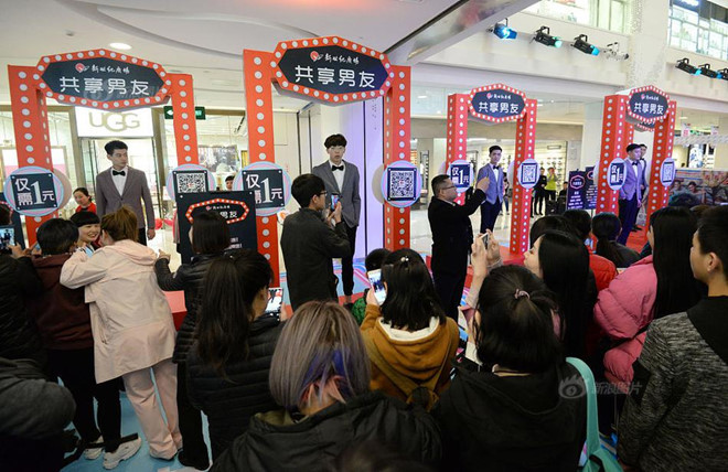 Khách hàng có thể dễ dàng lựa chọn một người "bạn trai" đi cùng khi mua sắm tại trung tâm thương mại ở tỉnh Hà Bắc, Trung Quốc. Ảnh: Sina.