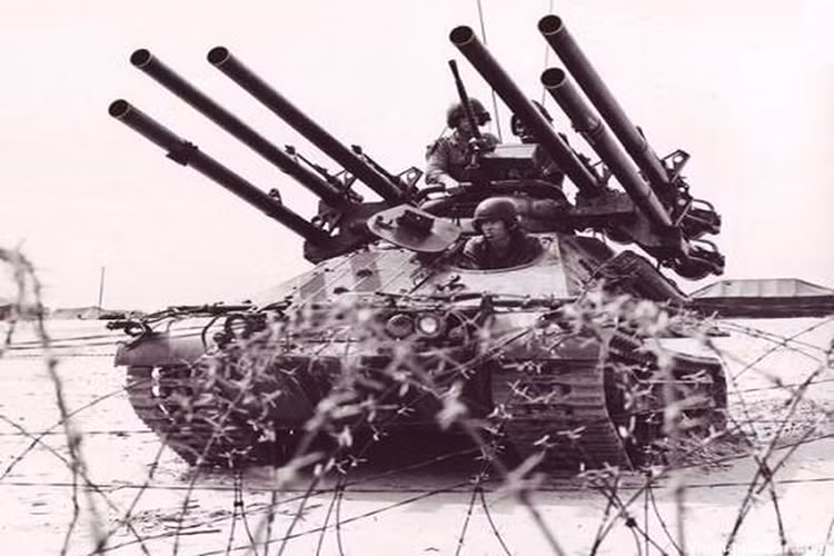 Ngoài vị trí lái xe ngồi bên trong xe, thì pháo thủ cũng như nạp đạn của M50 phải ở bên ngoài xe khi nó tham chiến, bản thân khung gầm của M50 cũng quá nhỏ để có thể mang theo nhiều đạn và nó phải nhờ tới sự trợ giúp của một xe chở đạn riêng đi kèm. Nguồn ảnh: Wikipedia.