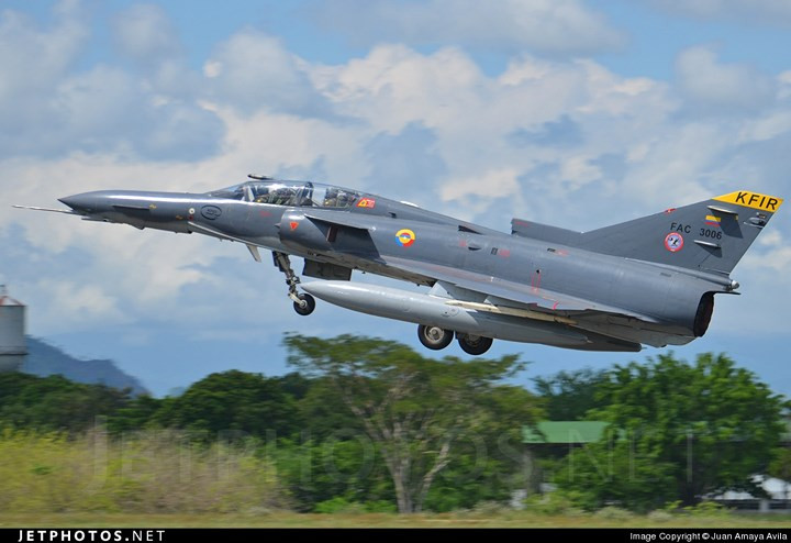 Sau nâng cấp, Kfir có thể mang tên lửa đối không đời mới như Python 5 và Derby và tên lửa đối đất Rafael Spice.