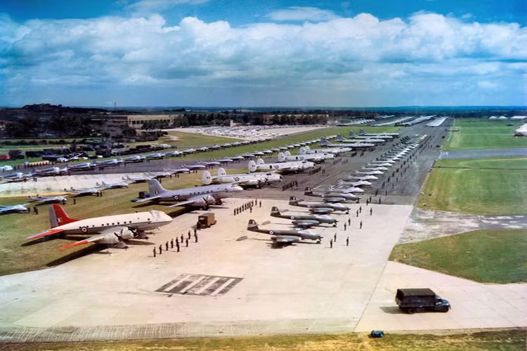 Đội máy bay hùng hậu của lực lượng Không quân Hoàng gia Anh đỗ ở Odiham năm 1953.