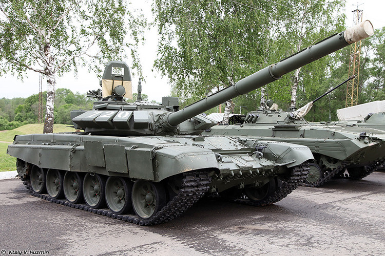 Hệ thống điện tử T-72B3 được cải tiến hệ thống kiểm soát hỏa lực, hệ thống quan sát toàn cảnh ngày đêm, máy tính đường đạn mới và hệ thống quan sát quang ảnh nhiệt và hệ thống liên lạc điện tử vô tuyến mới. Kíp chiến đấu của T-72B3 vẫn là 3 người với một chỉ huy, pháo thủ và lái xe. Nguồn ảnh: Vitaly-Kuzmin.