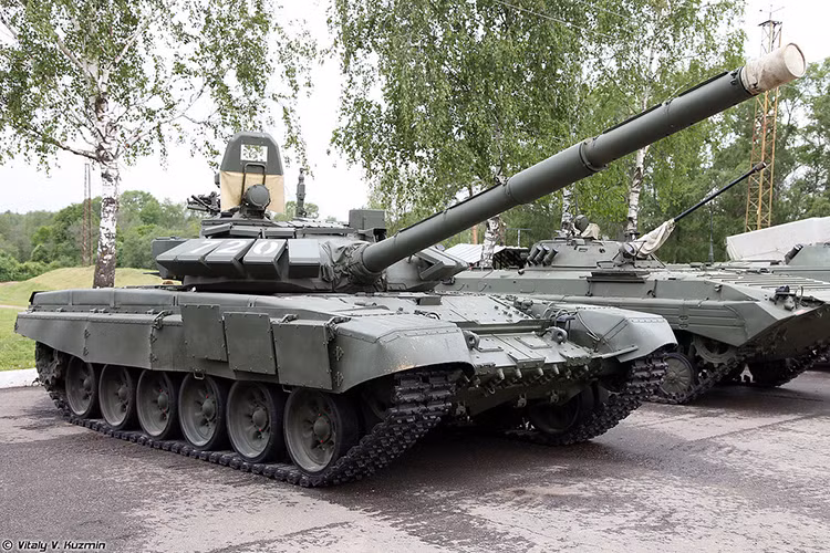 Hệ thống điện tử T-72B3 được cải tiến hệ thống kiểm soát hỏa lực, hệ thống quan sát toàn cảnh ngày đêm, máy tính đường đạn mới và hệ thống quan sát quang ảnh nhiệt và hệ thống liên lạc điện tử vô tuyến mới. Kíp chiến đấu của T-72B3 vẫn là 3 người với một chỉ huy, pháo thủ và lái xe. Nguồn ảnh: Vitaly-Kuzmin.