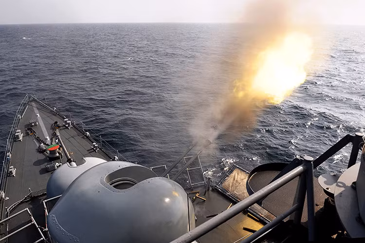 Hình ảnh hải pháo Nobong 40mm khai hỏa trên lớp tàu hộ vệ chống ngầm Pohang. Nguồn ảnh: Egloos.