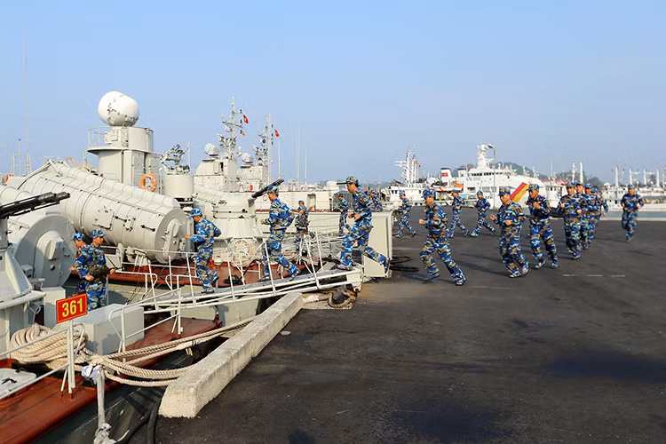 Luyện tập báo động chiến đấu ở tàu Lữ đoàn 172 Hải quân, với thủy thủ đoàn trên các tàu tên lửa Osa. Mỗi tàu Osa có biên chế khoảng 30 người có thể hoạt động liên tục trên biển trong vòng 5 ngày. Nguồn ảnh: Báo Hải quân Việt Nam.