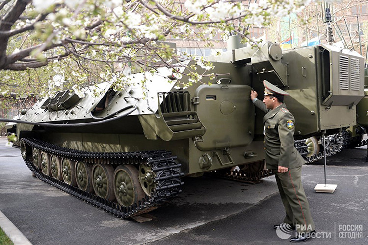 Một sĩ quan Armenia bên cạnh xe bọc thép đa năng MT-LB thuộc một tổ hợp tác chiến điện tử do Nga cung cấp. Nguồn ảnh: RIA.