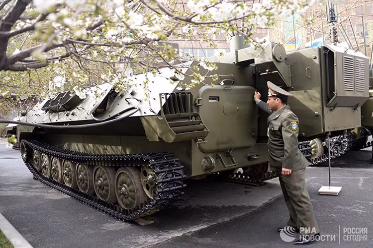 Một sĩ quan Armenia bên cạnh xe bọc thép đa năng MT-LB thuộc một tổ hợp tác chiến điện tử do Nga cung cấp. Nguồn ảnh: RIA.