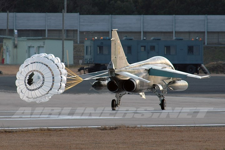 Ngoài ra trên chiếc F-1 còn có hệ thống điều khiển hỏa lực J/ASQ-1, máy tính số trung tâm, kênh dữ liệu số và máy tính dữ liệu trên không J/A24G-3, hệ thống dẫn đường quán tính J/ASN-1, thiết bị nhận tín hiệu cảnh báo radar J/APR-3, thiết bị trinh sát hồng ngoại... Ảnh: airliners.