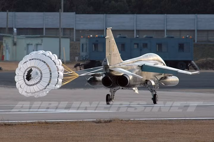 Ngoài ra trên chiếc F-1 còn có hệ thống điều khiển hỏa lực J/ASQ-1, máy tính số trung tâm, kênh dữ liệu số và máy tính dữ liệu trên không J/A24G-3, hệ thống dẫn đường quán tính J/ASN-1, thiết bị nhận tín hiệu cảnh báo radar J/APR-3, thiết bị trinh sát hồng ngoại... Ảnh: airliners.