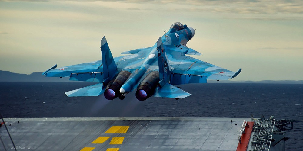 Tiêm kích trên hạm Su-33 cất cánh từ tàu sân bay Đô đốc Kuznetsov. Ảnh: Bộ Quốc phòng Nga.