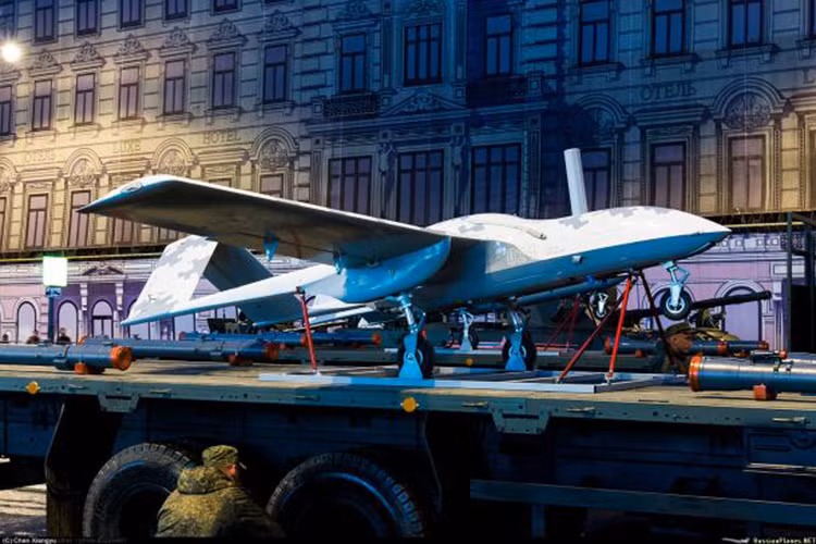 Đặc biệt, dòng UAV Korsar này của Nga chỉ có trọng lượng 200kg nhưng nó có thể mang tới 4 đạn tên lửa mỗi khi xuất kích làm nhiệm vụ tấn công. Trong đó có cả đạn Ataka-V. Nguồn ảnh: LiveJournal.