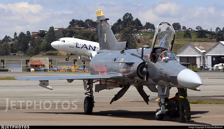 Thông số cơ bản: chiều dài 15,65 m; sải cánh 8,21 m; cao 4,55 m.