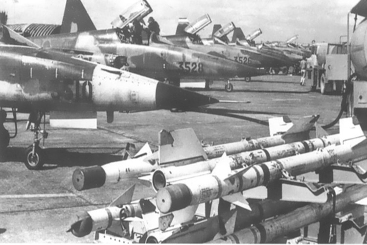 Đáng chú ý trong đó có thể kể tới như tiêm kích F-5, cường kích A-37, trực thăng UH-1, vận tải cơ C-130 đã phát huy vai trò rất tích cực trong chiến tranh biên giới Tây Nam khi giáng cho tập đoàn diệt chủng Pol Pot những đòn đánh chí tử. Nguồn ảnh: Enthusiast Page.