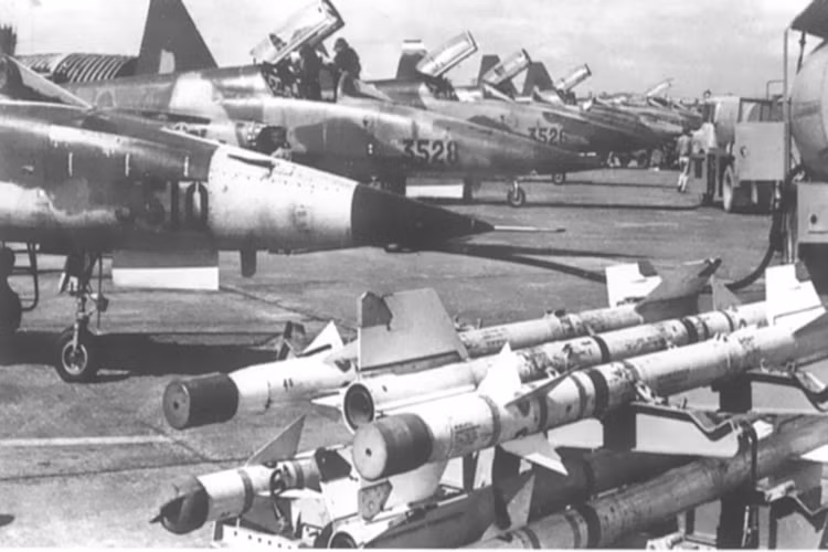 Đáng chú ý trong đó có thể kể tới như tiêm kích F-5, cường kích A-37, trực thăng UH-1, vận tải cơ C-130 đã phát huy vai trò rất tích cực trong chiến tranh biên giới Tây Nam khi giáng cho tập đoàn diệt chủng Pol Pot những đòn đánh chí tử. Nguồn ảnh: Enthusiast Page.