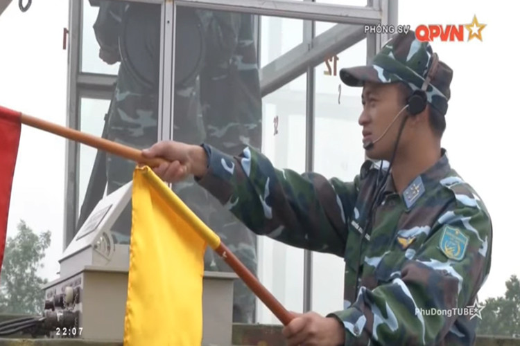 Bên cạnh đó, khẩu đội còn được trang bị hệ thống thông thoại TBDK-PH37 giúp truyền khẩu lệnh từ người chỉ huy đến pháo thủ ở tất cả các bệ pháo được chính xác hơn. Bản thân từng khẩu pháo 37mm cũng được tự động hóa hoàn toàn để có thể kết nối trực tiếp với xe chỉ huy trong tác chiến mà không cần người điều khiển trực tiếp. Nguồn ảnh: QPVN.