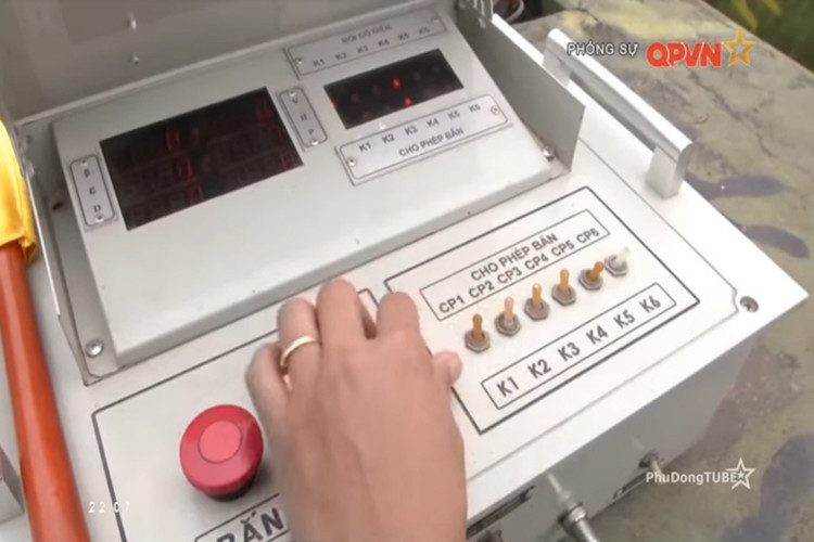 Khi khẩu đội pháo kết nối lại thành một thể thống nhất người chỉ huy có thể trực tiếp ấn nút điểm hỏa cùng lúc với hai chế độ bắn bán tự động và tự động cho tất cả các khẩu pháo thuộc quyền tạo ra mật độ hỏa lực tin cậy. Nguồn ảnh: QPVN.