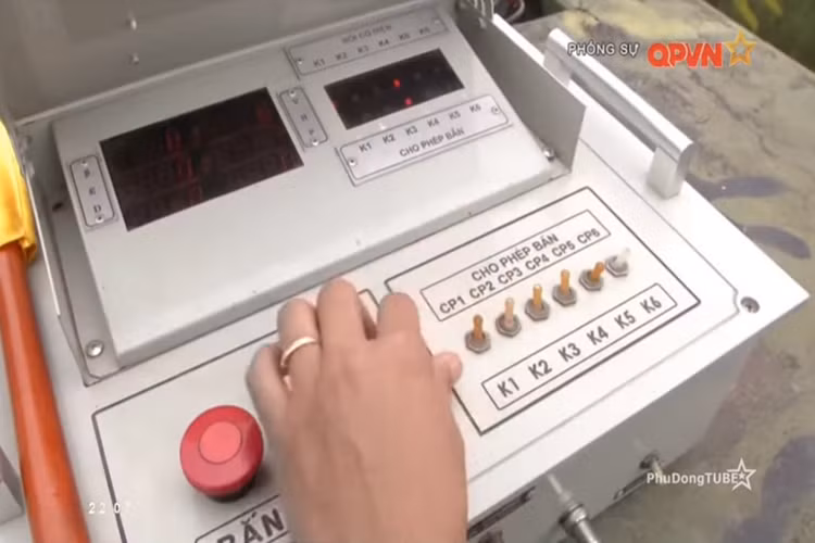 Khi khẩu đội pháo kết nối lại thành một thể thống nhất người chỉ huy có thể trực tiếp ấn nút điểm hỏa cùng lúc với hai chế độ bắn bán tự động và tự động cho tất cả các khẩu pháo thuộc quyền tạo ra mật độ hỏa lực tin cậy. Nguồn ảnh: QPVN.