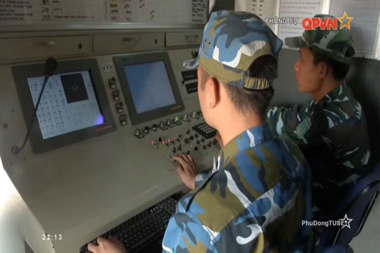 Đối với tổ hợp khí tài trinh sát và điều khiển hỏa lực tích hợp cải tiến dành cho pháo phòng không 37mm, có các tính năng kỹ, chiến thuật và chất lượng tương đương với các sản phẩm cùng loại của những nước tiên tiến với giá thành chỉ bằng 30% nhập ngoại, tiết kiệm cho ngân sách hàng chục tỷ đồng trên một khẩu đội pháo. Nguồn ảnh: QPVN.