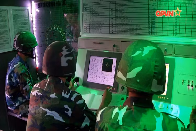 Bên trong xe chỉ huy cải tiến của khẩu đội pháo phòng không 37mm, hiện đại không kèm gì các tổ hợp tiên tiến phòng không tiên tiến. Dù còn nhiều hạn chế nhưng thiết kế này của tổ hợp khí tài này vẫn đang được Quân chủng PK-KQ cải tiến. Nguồn ảnh: QPVN.