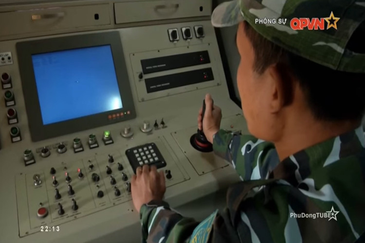 Theo đó, dựa trên các công nghệ và vật liệu sẵn có trong nước Viện Tự động hóa Kỹ thuật Quân sự đã tập trung nghiên cứu cải tiến hệ thống trinh sát, điều khiển hỏa lực tích hợp đem lại cho pháo 37mm những tính năng mới như phát hiện hiện mục tiêu ở cự ly 20km, trong điều kiện ngày đêm kể cả khi bị đối phương gây nhiễu điện tử, có khối thiết bị bám bắt quang điện tử đặt trên xe chỉ huy để phát hiện, theo dõi và bám bắt mục tiêu. Nguồn ảnh: QPVN.