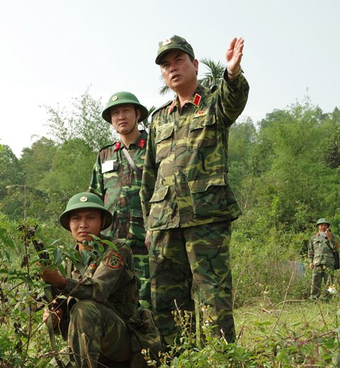 Lãnh đạo nhà trường kiểm tra, động viên bộ đội.