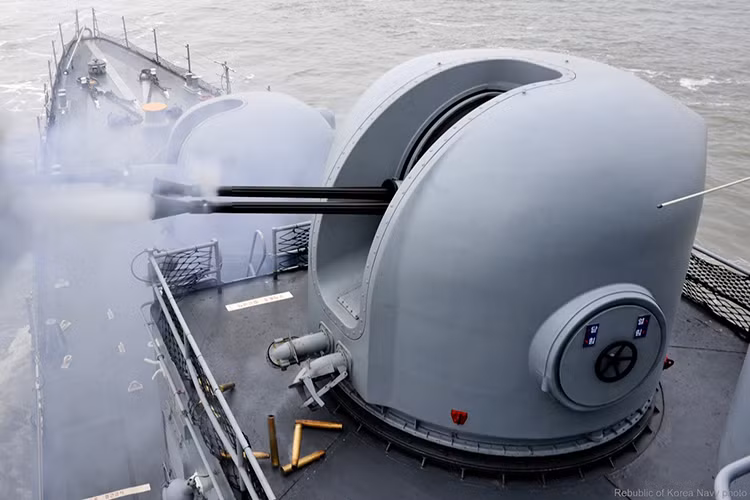 Tốc độ bắn của bộ đôi nòng pháo Nobong 40mm vào khoảng 300 phát/phút, tầm bắn hiệu quả của mẫu pháo này vào khoảng 6.000 mét và tối đa là hơn 12.000 mét. Với những khả năng trên Nobong 40mm gần như đóng vai là một mẫu vũ khí đánh chặn tầm gần trên các tàu chiến Hàn Quốc. Nguồn ảnh: Egloos.