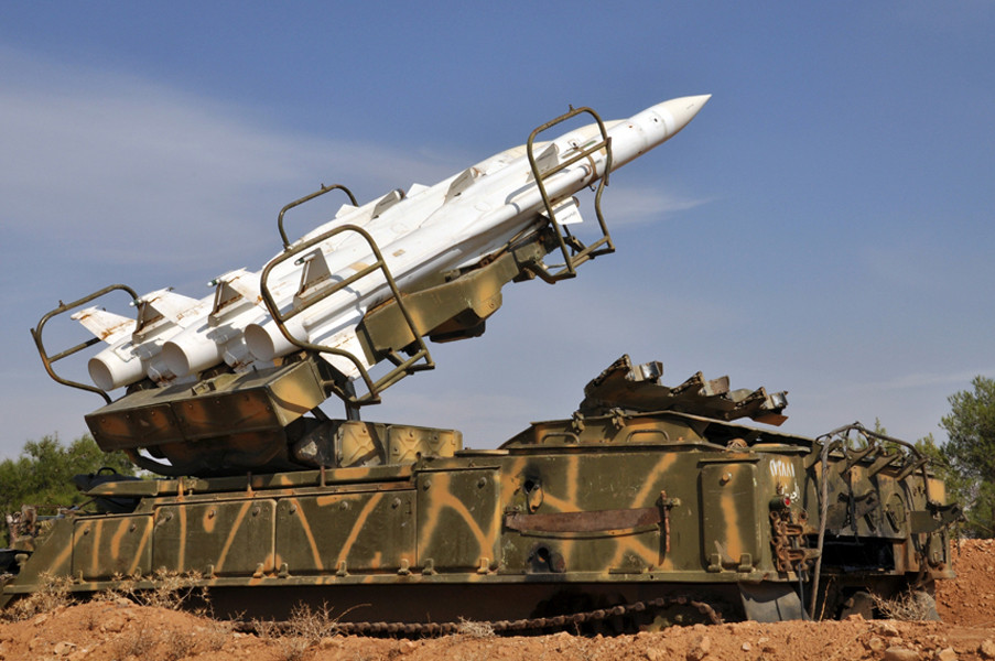Nếu S-200 là đòn đánh chặn tầm xa của Syria, thì ở tầm trung Damascus có các tổ hợp phòng không 2K12 Kub và Buk M2E. Theo ghi nhận được thì các tổ hợp này có tham gia vào quá trình đánh chặn tên lửa Israel tấn công căn cứ T-4. Vậy sức mạnh của 2K12 Kub và Buk M2E khác gì so với S-200? Nguồn ảnh: Oryx Blog.