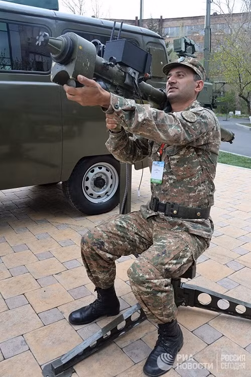 Với các nguy cơ trên, không mấy khó hiểu khi Armenia nhanh chóng hiện đại hóa quân đội với sự trợ giúp không thể nhiệt tình hơn từ Moscow, thậm chí Quân đội Armenia có hầu hết vũ khí đang được quân đội Nga sử dụng trừ vũ khí hạt nhân hay tên lửa ICBM. Trong ảnh là binh sĩ Armenia với tổ hợp phòng không vác vai 9K38 Igla do Liên Xô chế tạo trước đây, nhưng đã được nước này cải tiến đáng kể. Nguồn ảnh: RIA.