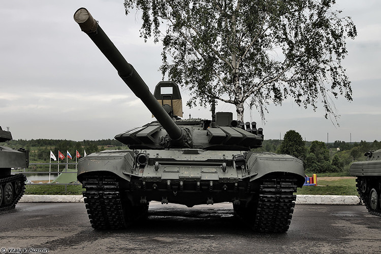 Bên cạnh các nội dung tranh tài tại Tank Biathlon thì cũng không thể không nói đến “linh hồn” của cuộc thi này, xe tăng chiến đấu chủ lực T-72B3. Đây là phương tiện thi đấu chính được nước chủ nhà Nga cấp cho các đội tuyển tham dự Tank Biathlon, ngoài ra các đội tuyển còn được phép tự mang xe tăng đi thi đấu. Nguồn ảnh: Vitaly-Kuzmin.