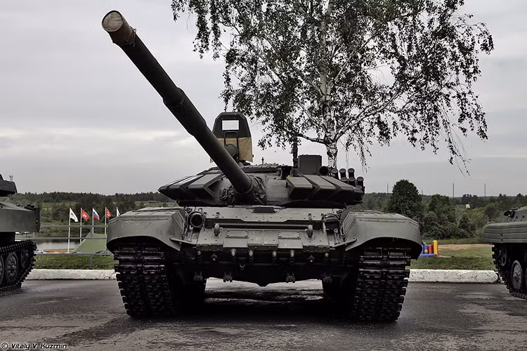 Bên cạnh các nội dung tranh tài tại Tank Biathlon thì cũng không thể không nói đến “linh hồn” của cuộc thi này, xe tăng chiến đấu chủ lực T-72B3. Đây là phương tiện thi đấu chính được nước chủ nhà Nga cấp cho các đội tuyển tham dự Tank Biathlon, ngoài ra các đội tuyển còn được phép tự mang xe tăng đi thi đấu. Nguồn ảnh: Vitaly-Kuzmin.