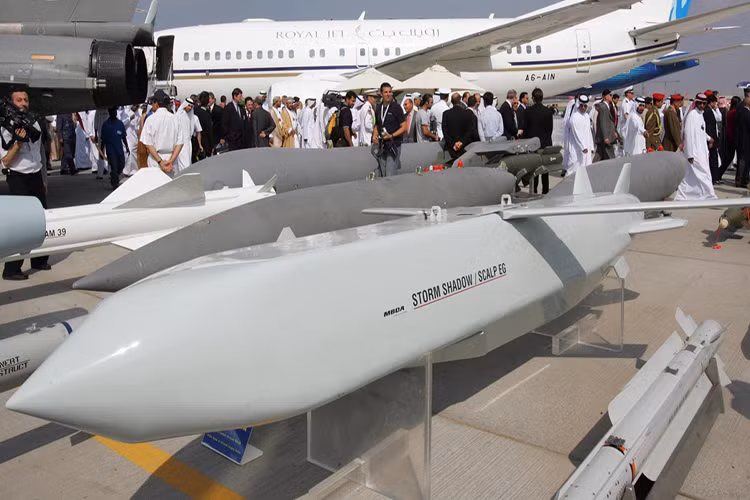 Dù có trọng lượng chiến đấu chỉ vào khoảng 1.3 tấn nhưng mỗi chiếc Rafale chỉ có thể mang theo tối đa 2 tên lửa SCALP EG, nó được trang bị sẵn một đầu đạn nặng 450kg và có độ sai lệch chỉ trong bán kính 3 mét. Tầm bắn của SCALP EG ước đạt hơn 500km và có hành trình bay cận âm. Nguồn ảnh: Defense News.