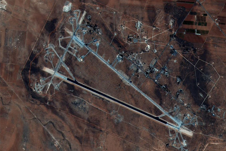 Quay ngược về tháng 4/2017, khi Mỹ tiến hành không kích Syria bằng 59 tên lửa hành trình Tomahawk thì chỉ có 23 quả đến được mục tiêu, số còn lại đều bị bắn hạ hoặc rơi trong hành trình bay. Với tỉ lệ thành công chưa tới 50% như trên thì trong đợt tấn công lần này liệu Mỹ có dám đảm bảo các tên lửa của nước này có thể làm tròn vai trò của mình. Nguồn ảnh: New York Times.