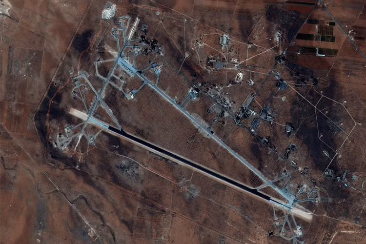 Quay ngược về tháng 4/2017, khi Mỹ tiến hành không kích Syria bằng 59 tên lửa hành trình Tomahawk thì chỉ có 23 quả đến được mục tiêu, số còn lại đều bị bắn hạ hoặc rơi trong hành trình bay. Với tỉ lệ thành công chưa tới 50% như trên thì trong đợt tấn công lần này liệu Mỹ có dám đảm bảo các tên lửa của nước này có thể làm tròn vai trò của mình. Nguồn ảnh: New York Times.