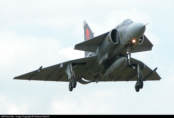 Hệ thống điện tử của Viggen là một bước tiến lớn vào thời điểm đó gồm: trang bị máy tính điều khiển bay tự động, màn hình hiển thị CRT thay cho những dãy đồng hồ cơ học... radar xung Doppler Ericsson PS 46/A có tầm hoạt động tối đa 48 km, theo dõi được 2 mục tiêu trong khi quét.